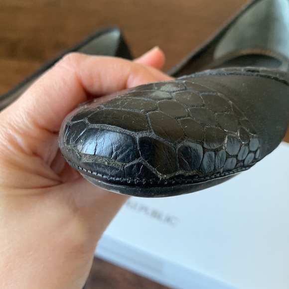 BANANA REPUBLIC Leather Snakeskin Detail Flats - Picture 10 of 16